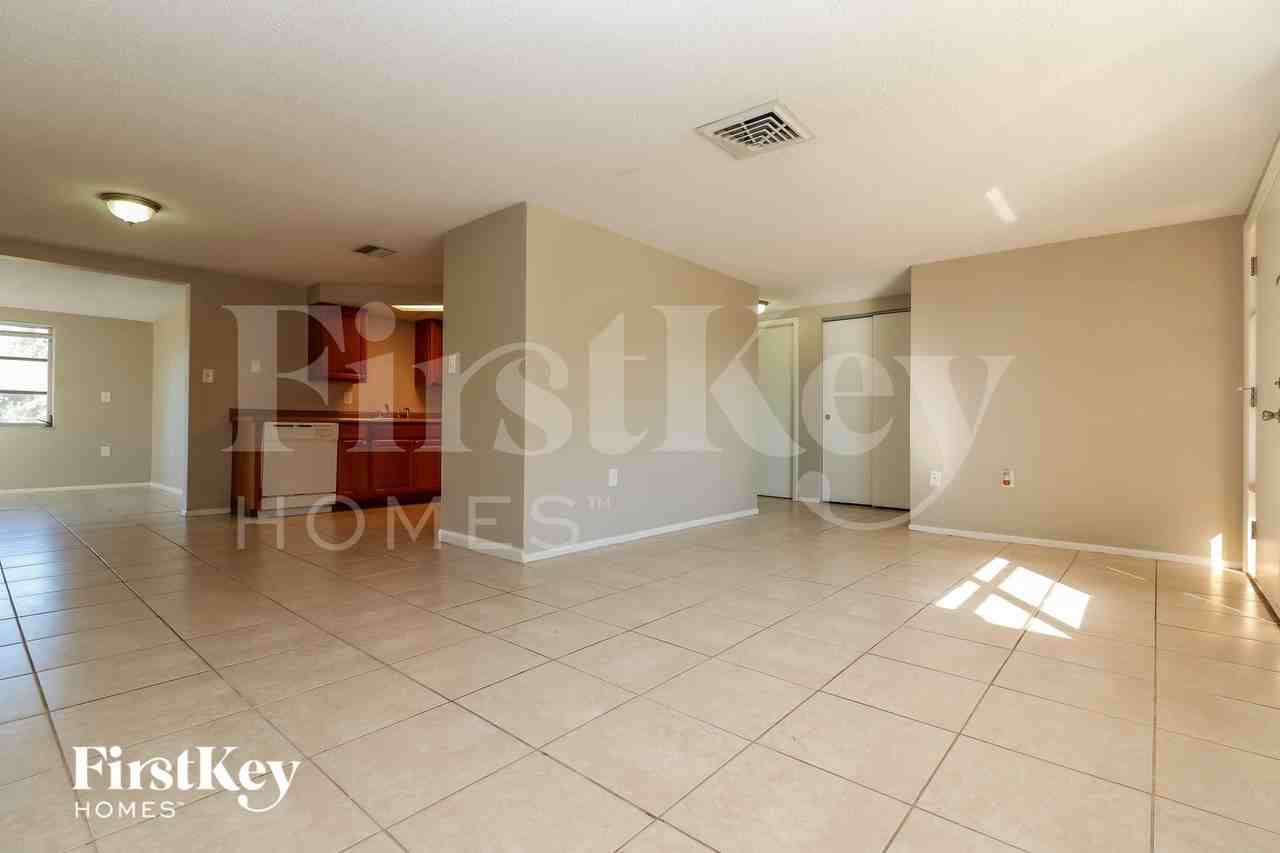 9231 Glen Moor Ln - Photo 3 of 15