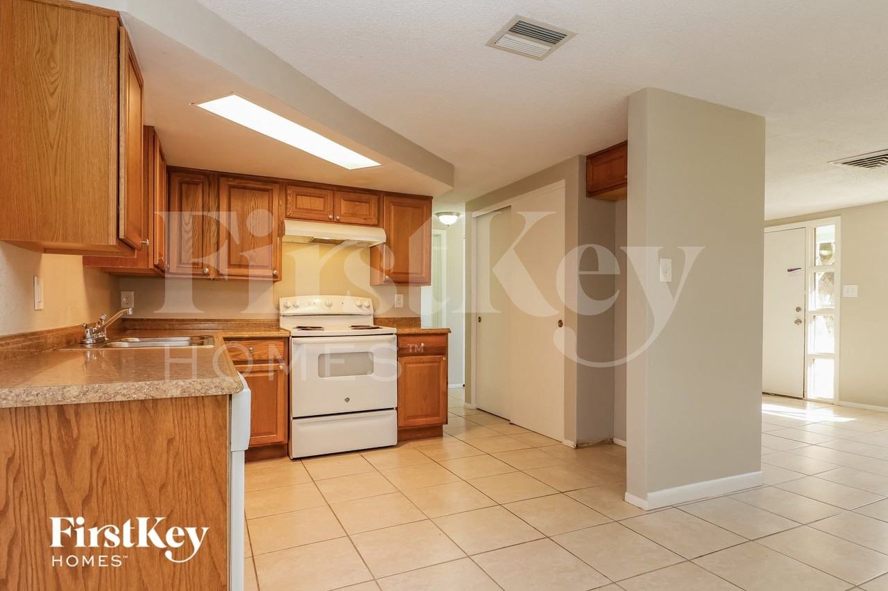9231 Glen Moor Ln - Photo 5 of 15