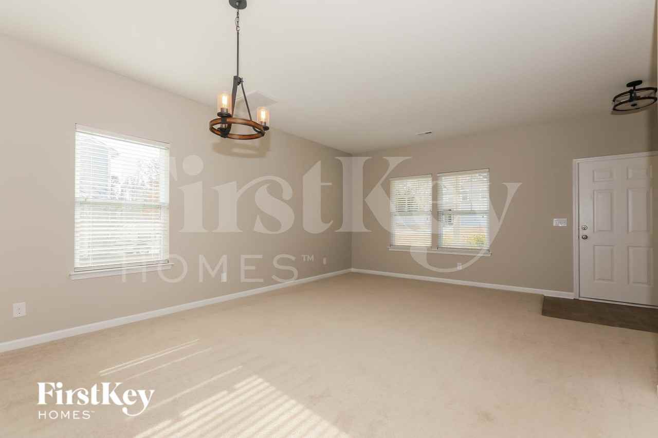 8008 April Ln - Photo 4 of 15