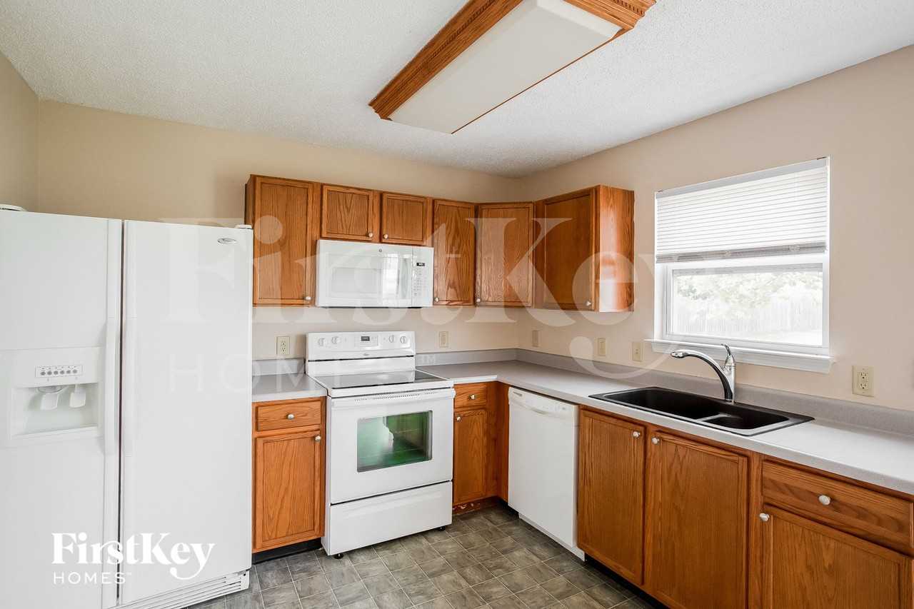 744 Adagio Dr - Photo 4 of 15