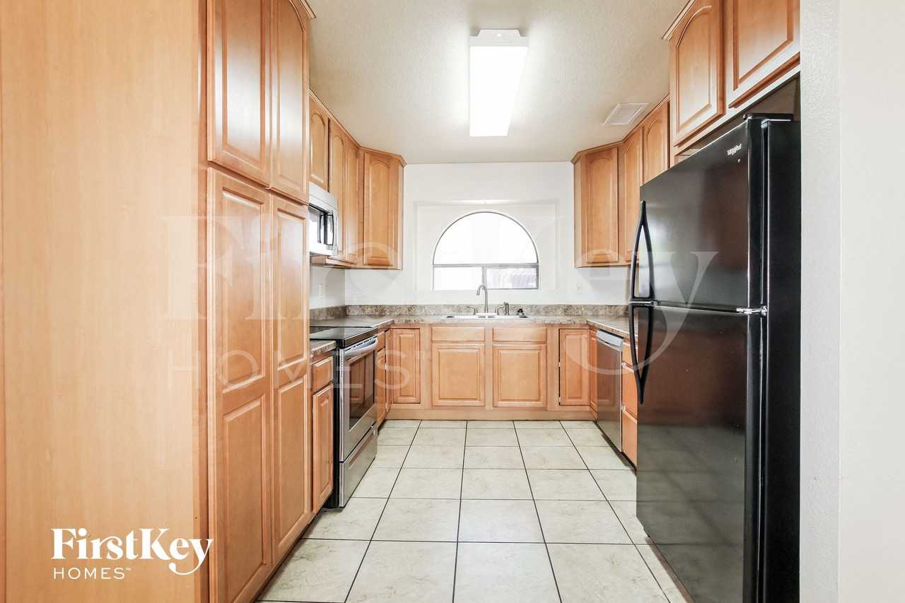 6410 W Townley Ave - Photo 5 of 14