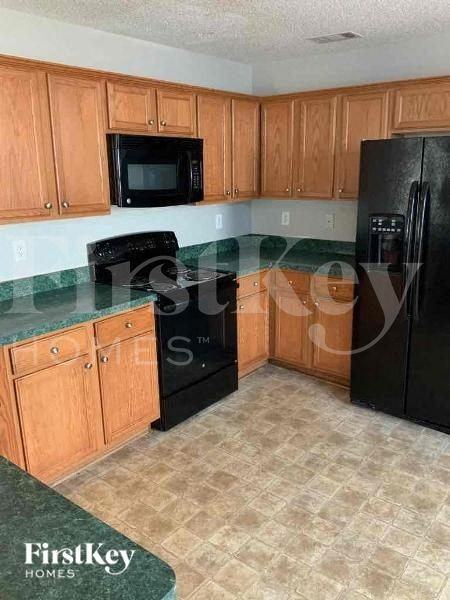 50 Oakbrook Ln - Photo 4 of 11