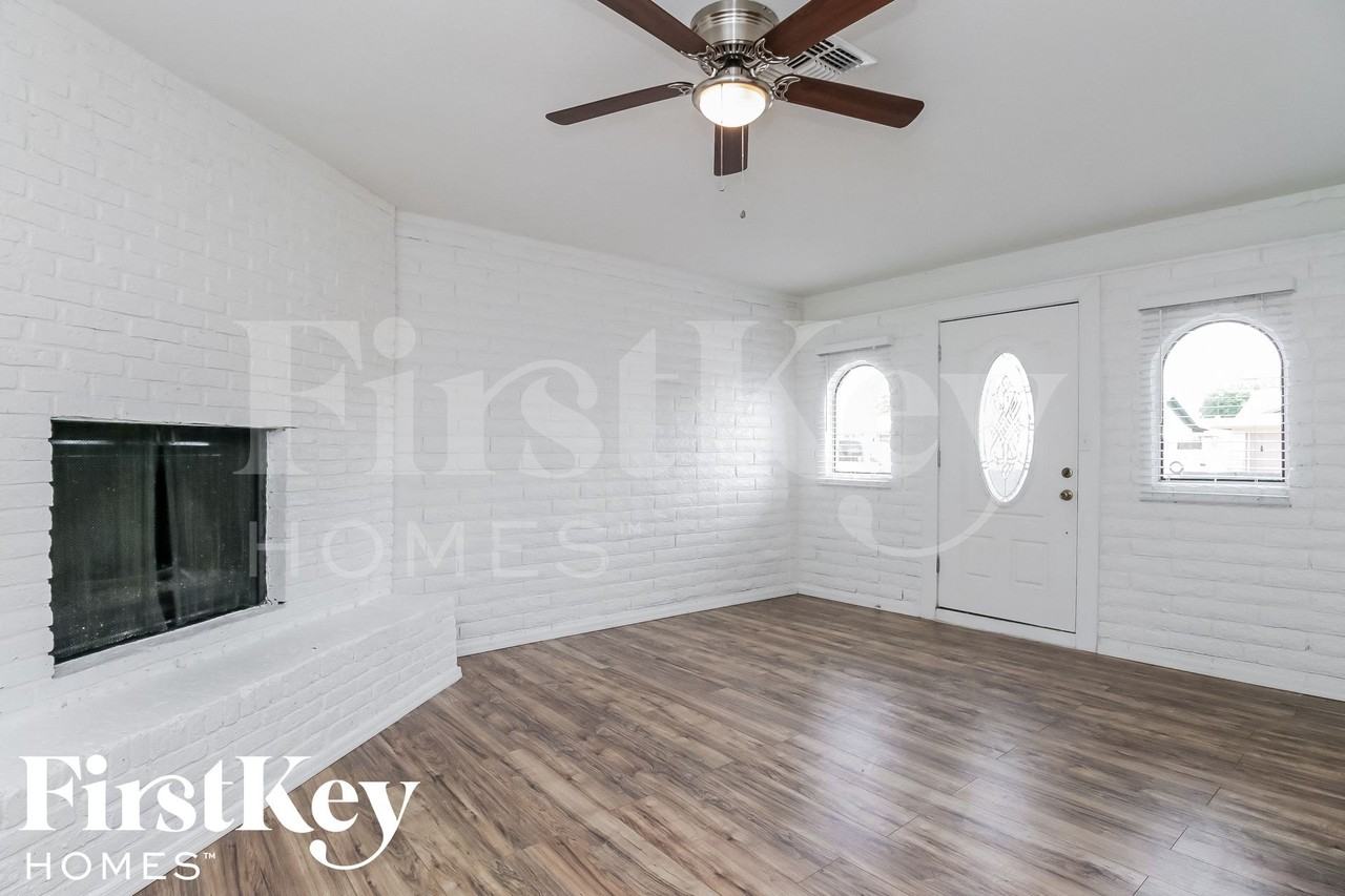 3734 W Sierra St - Photo 2 of 15
