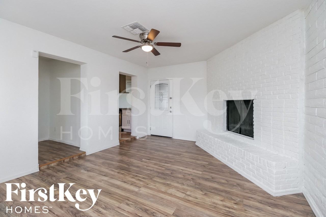 3734 W Sierra St - Photo 3 of 15