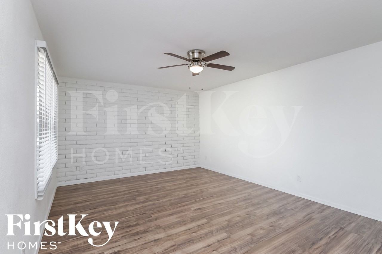 3734 W Sierra St - Photo 4 of 15