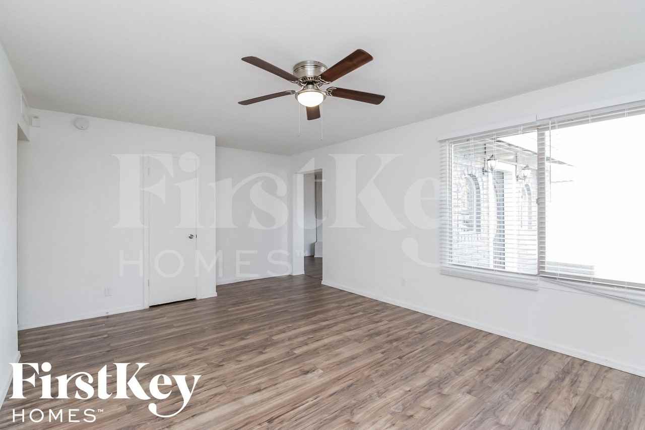 3734 W Sierra St - Photo 5 of 15