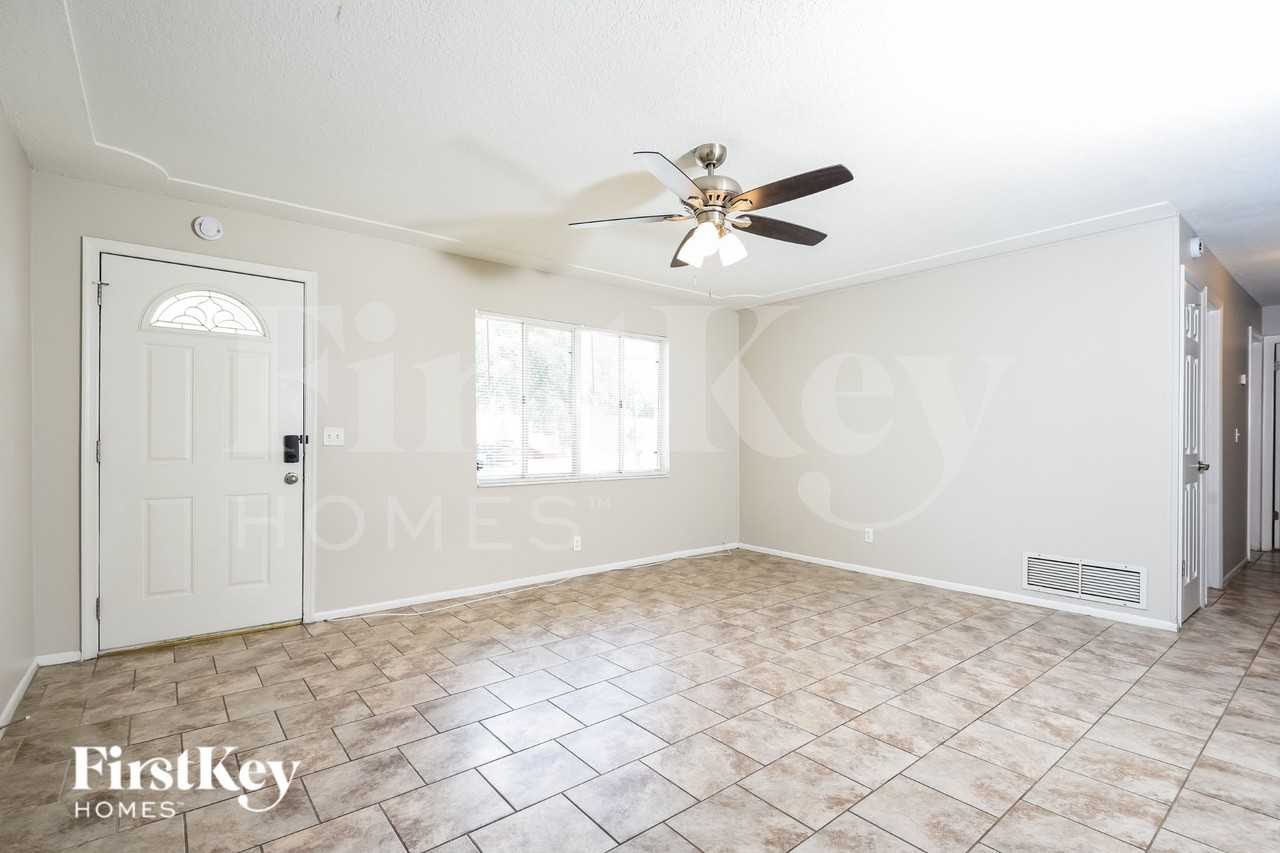 2813 Kenyon Ave - Photo 3 of 16