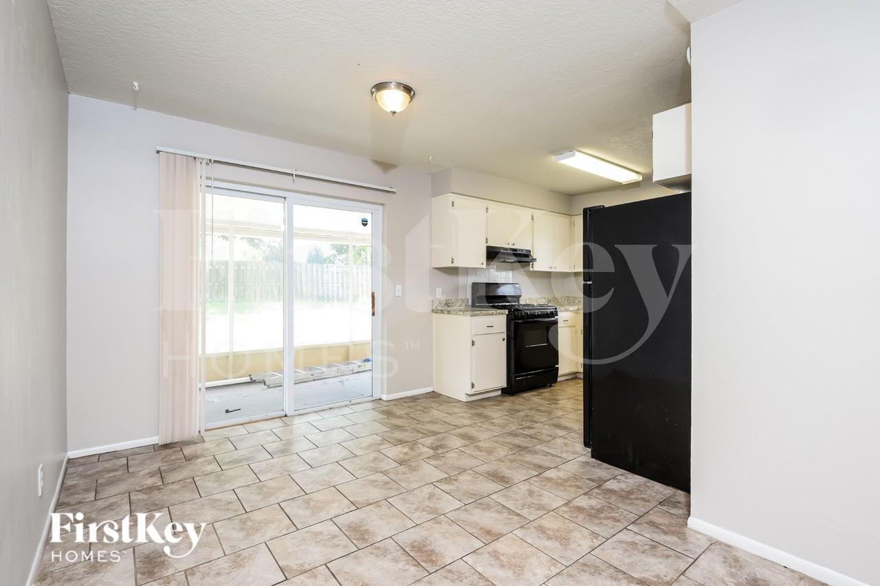 2813 Kenyon Ave - Photo 4 of 16