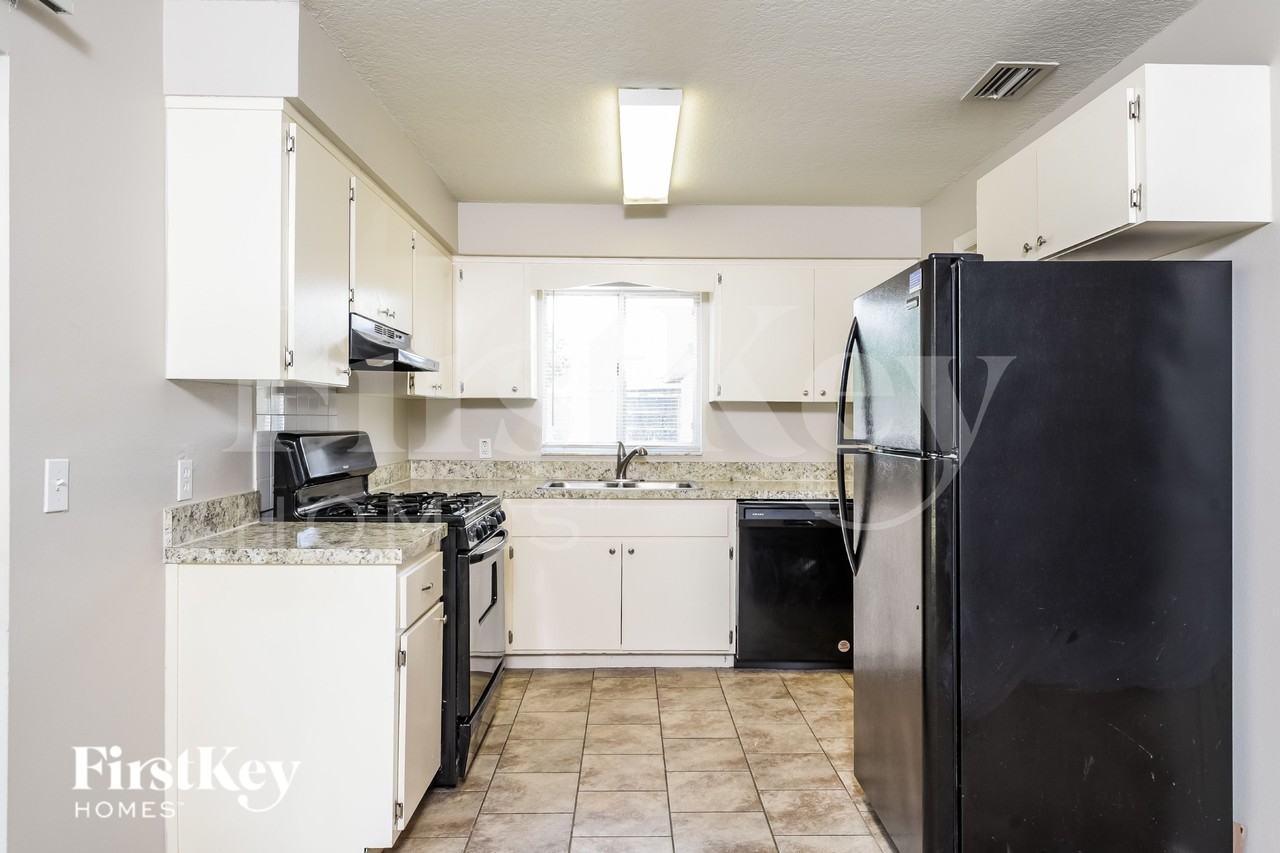 2813 Kenyon Ave - Photo 5 of 16