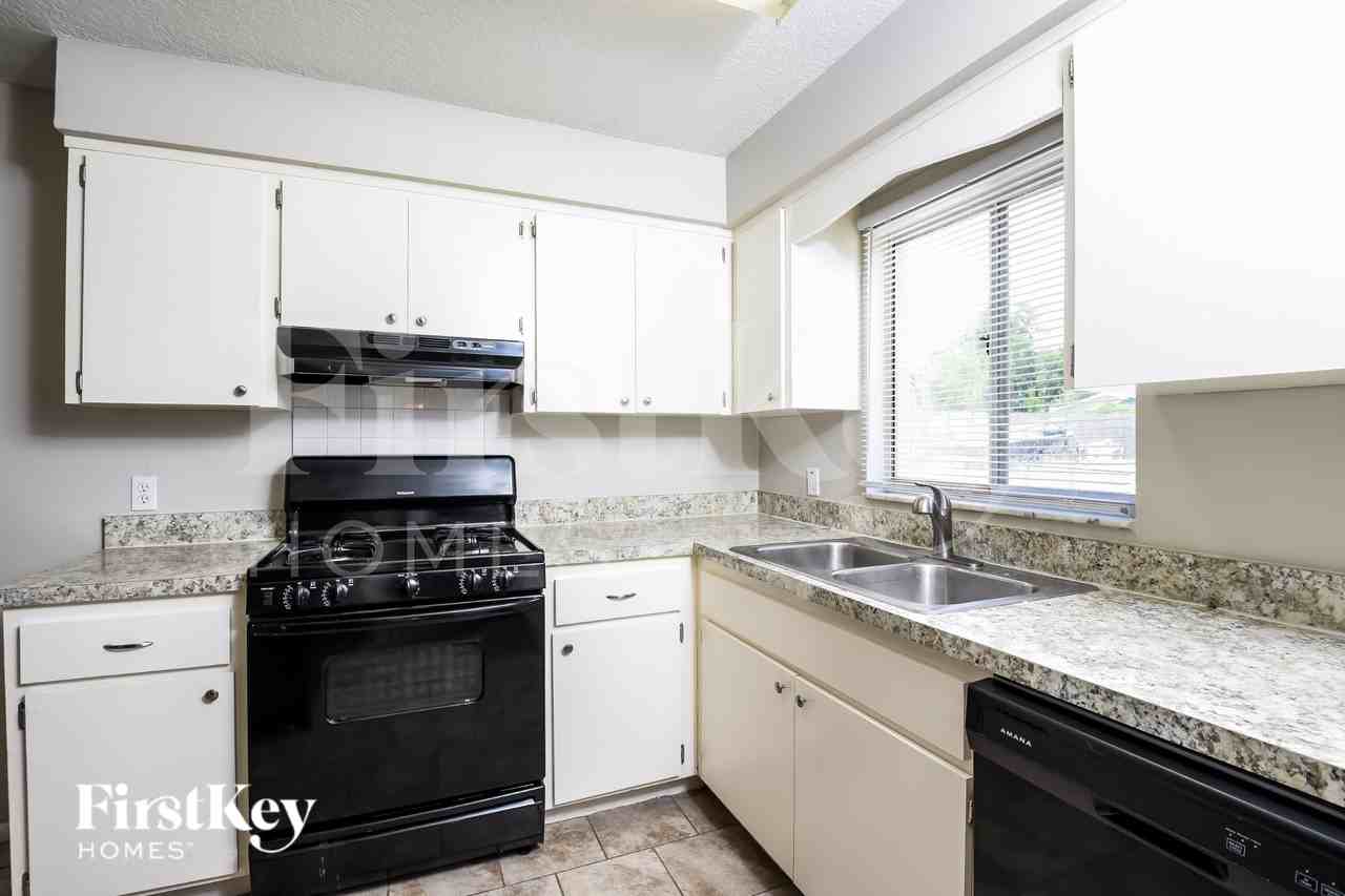 2813 Kenyon Ave - Photo 6 of 16
