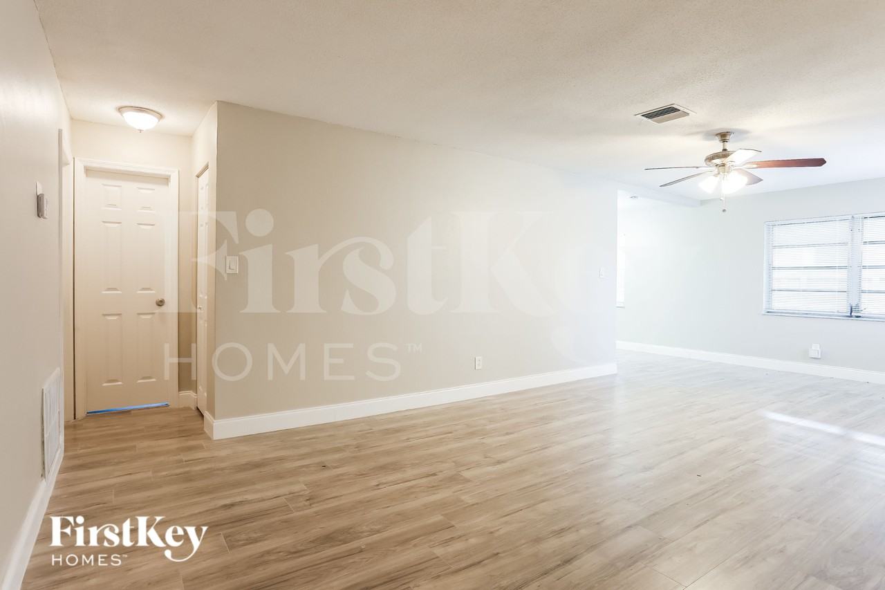 2740 Swstreet - Photo 3 of 16