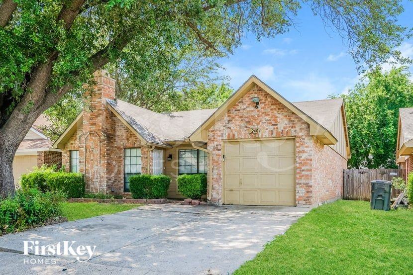 2404 Busch Dr - Photo 2 of 16