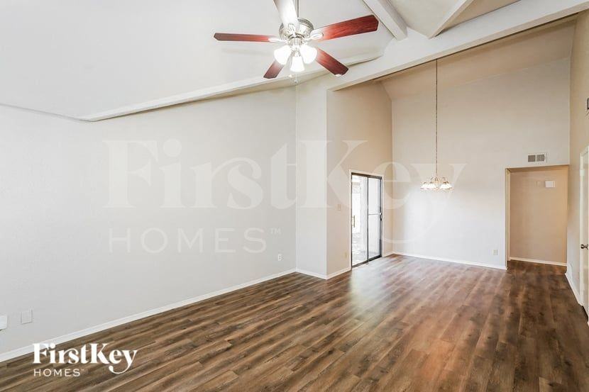2404 Busch Dr - Photo 4 of 16