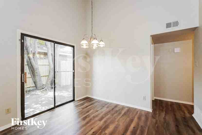 2404 Busch Dr - Photo 5 of 16