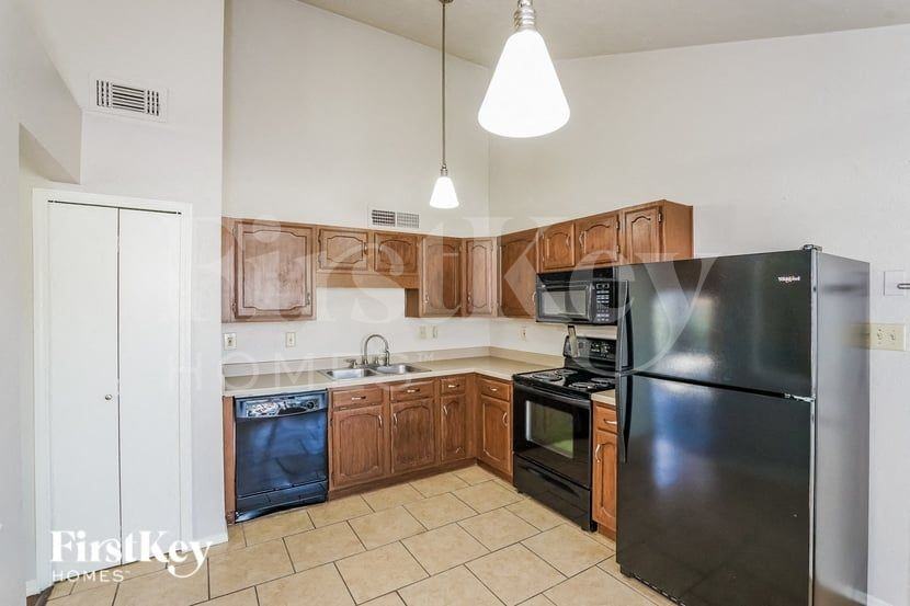 2404 Busch Dr - Photo 6 of 16