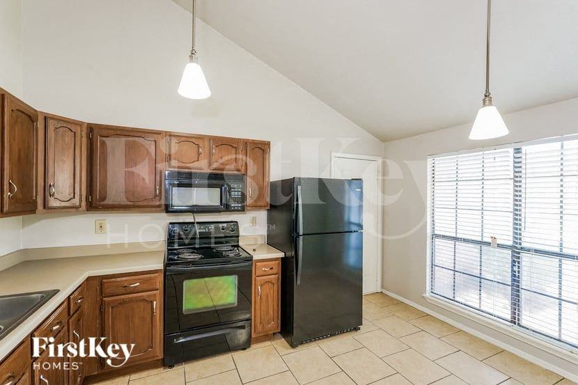2404 Busch Dr - Photo 7 of 16