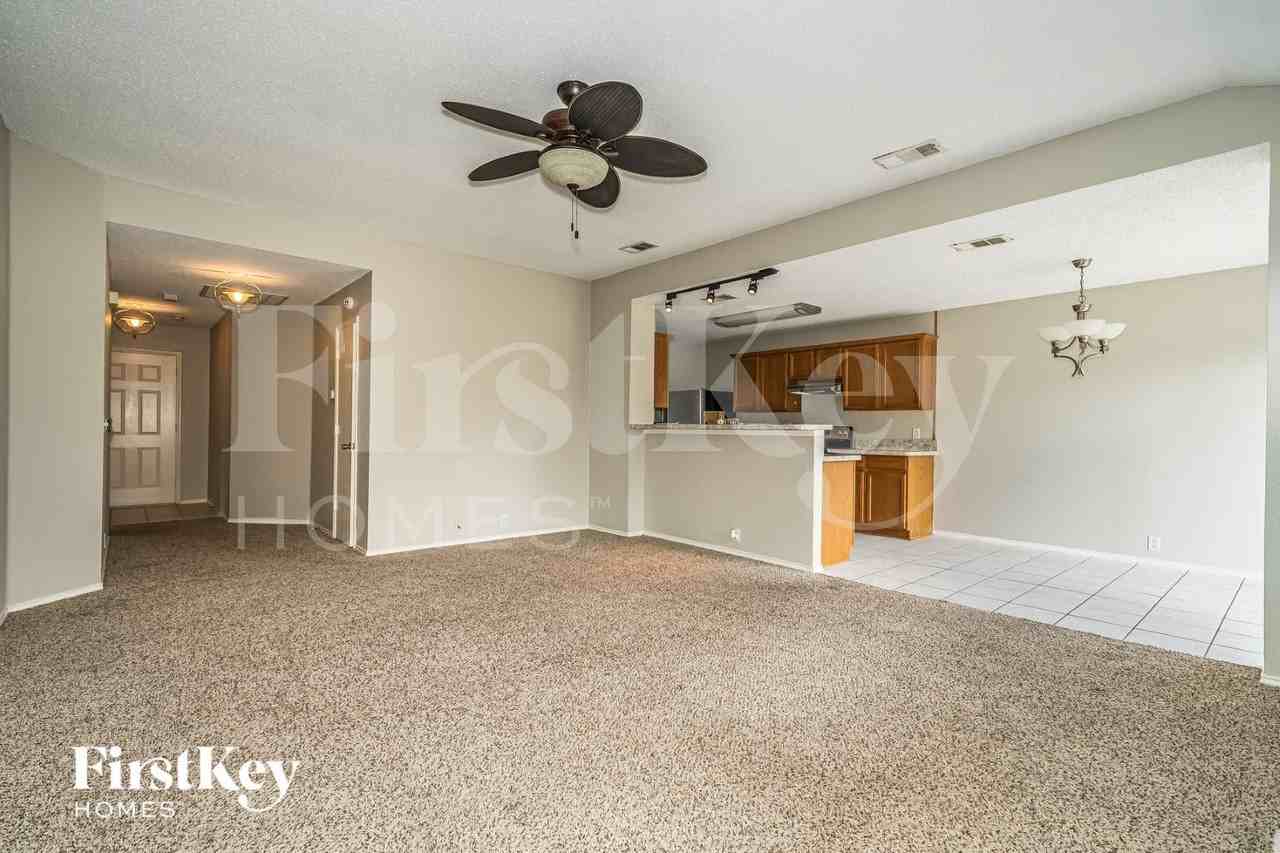 207 Prentice Dr - Photo 2 of 15