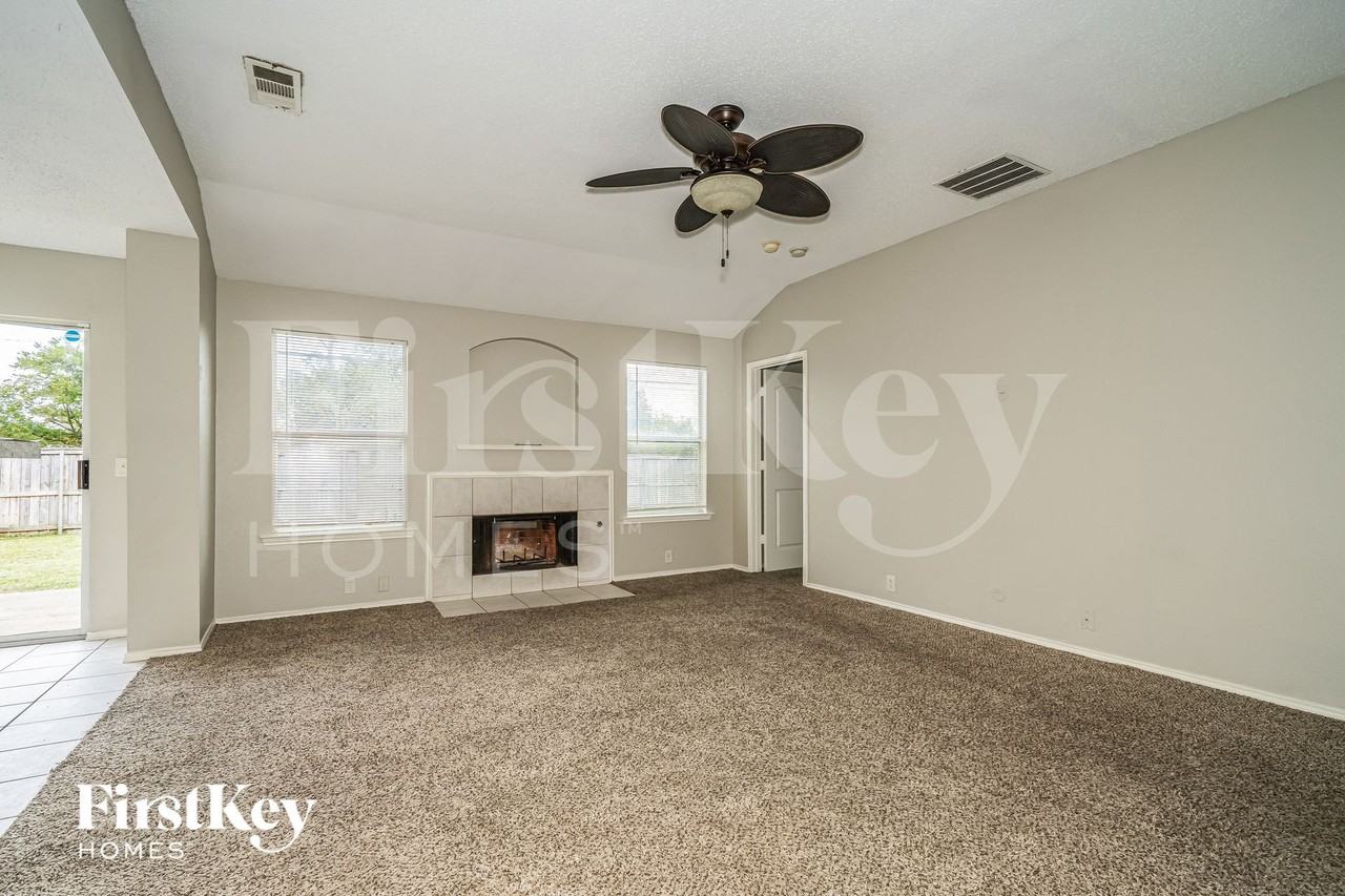 207 Prentice Dr - Photo 3 of 15