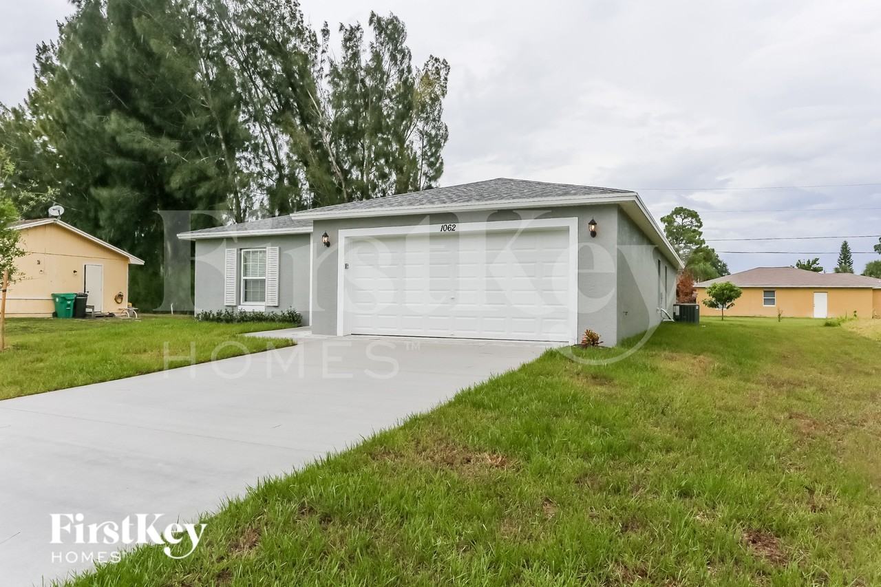 1062 Sw Fenway Rd - Photo 2 of 16
