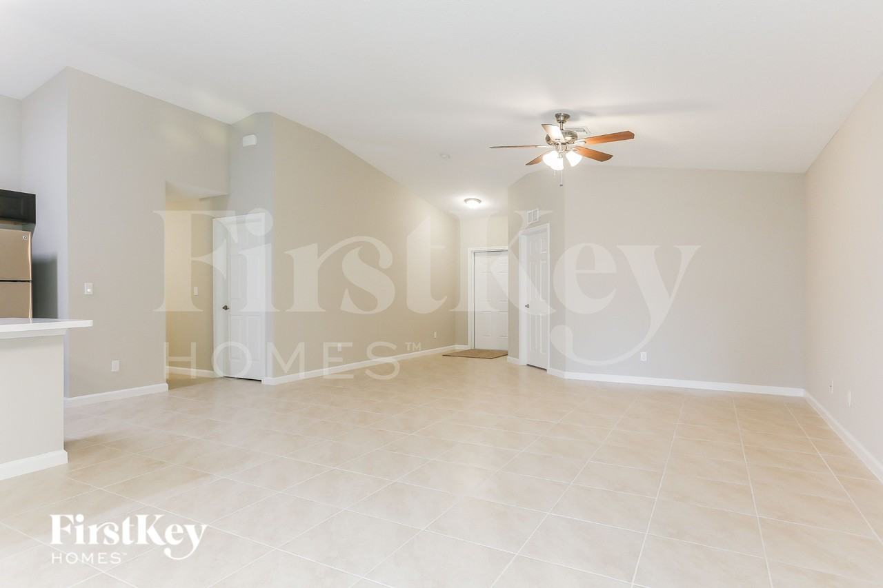 1062 Sw Fenway Rd - Photo 3 of 16