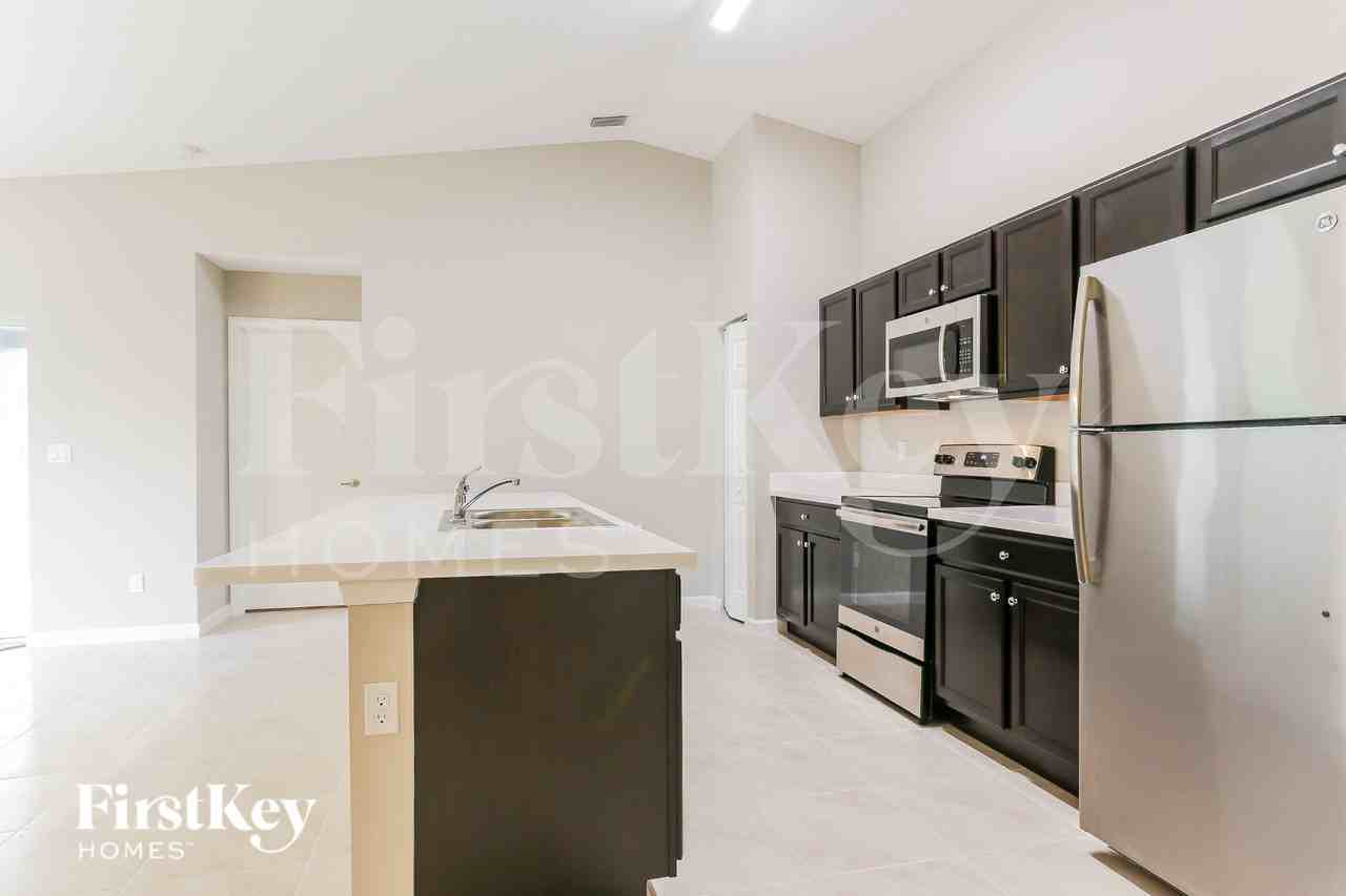 1062 Sw Fenway Rd - Photo 6 of 16