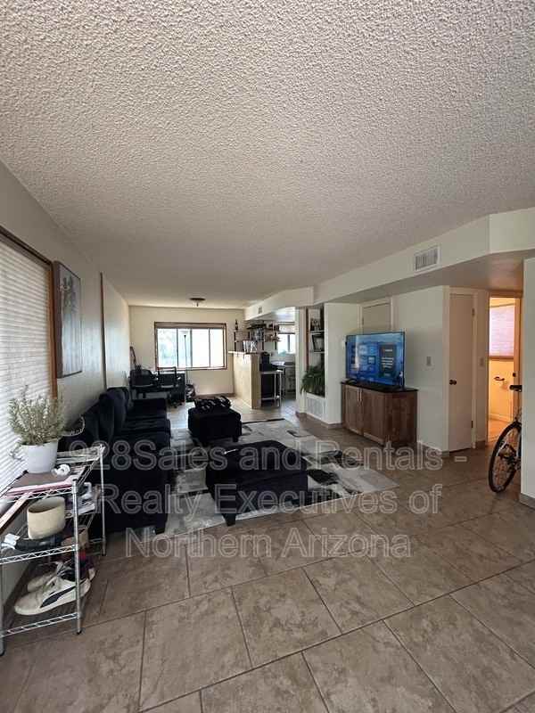 823 W Birch Ave #B - Photo 4 of 26