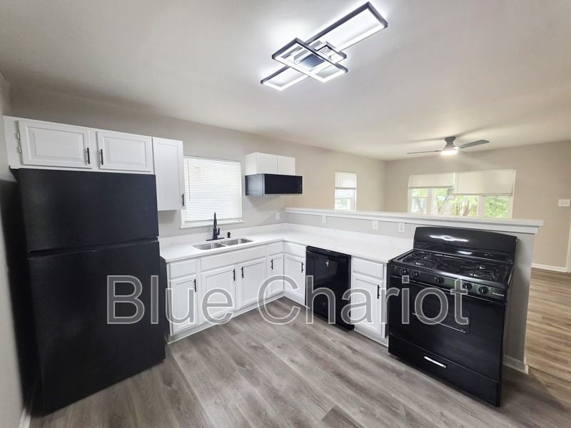 837 Waring St - Photo 2 of 29