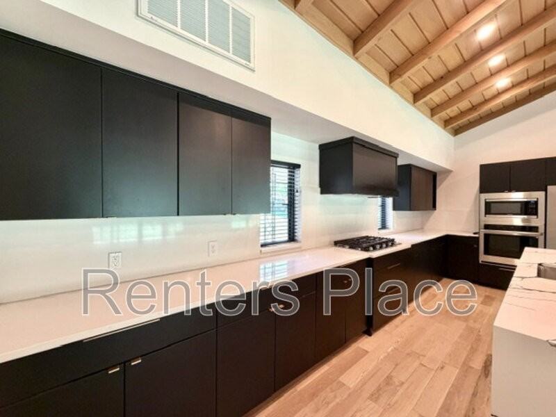 2616 E 58th St - Photo 7 of 28