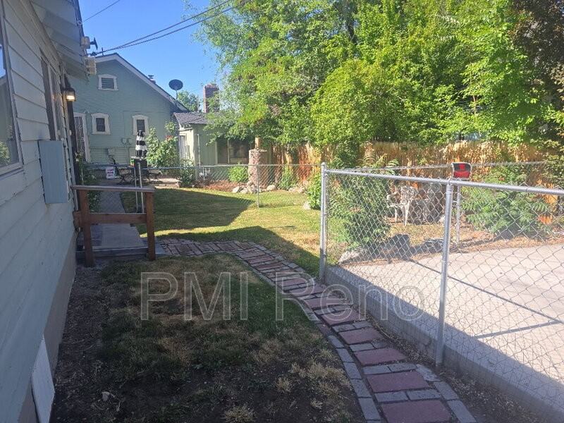 445 Roberts St #B - Photo 3 of 8