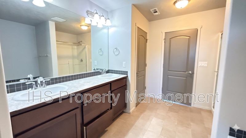 5814 Sidon Ln - Photo 5 of 18