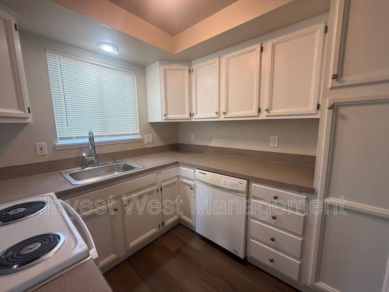 3331 Neavenue #4 - Photo 3 of 15