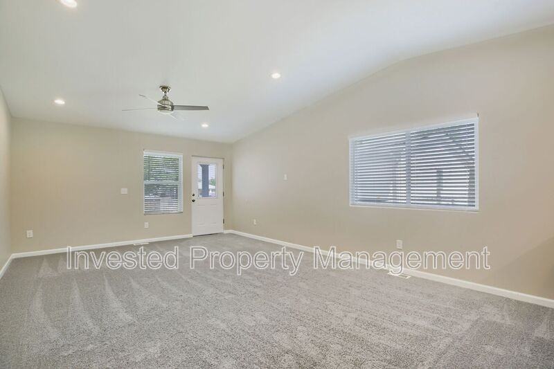 6822 Niagara St - Photo 3 of 19