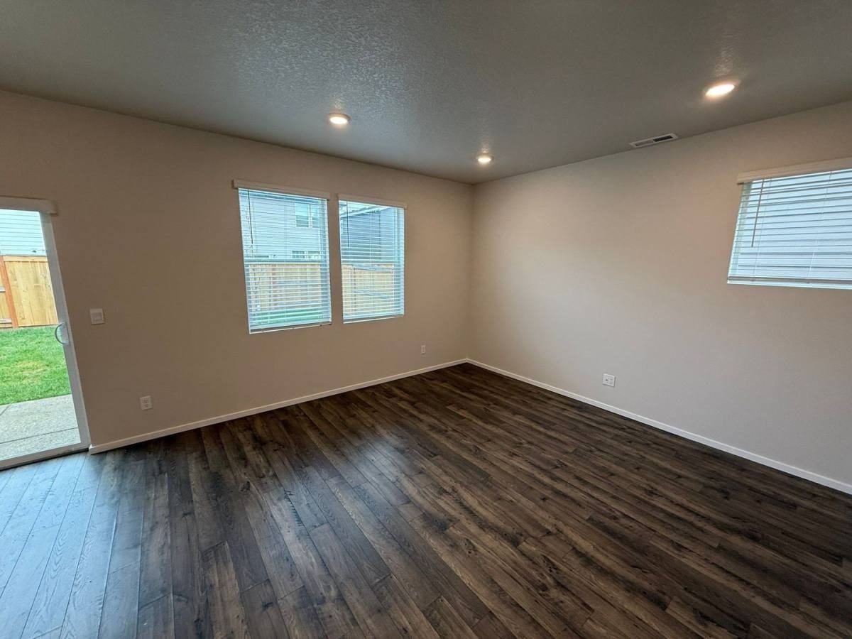 4833 Thyme Ave Ne - Photo 3 of 10