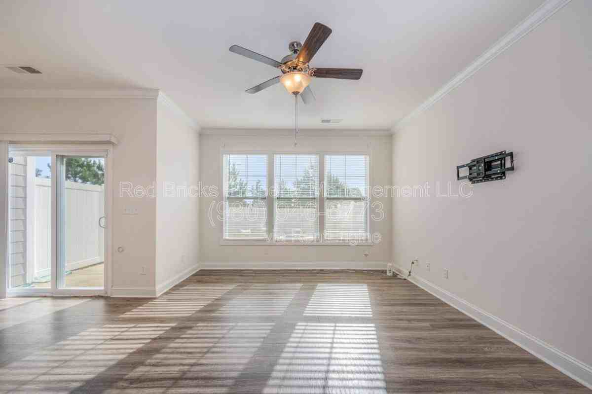 630 Cypress Glen Ln - Photo 7 of 10
