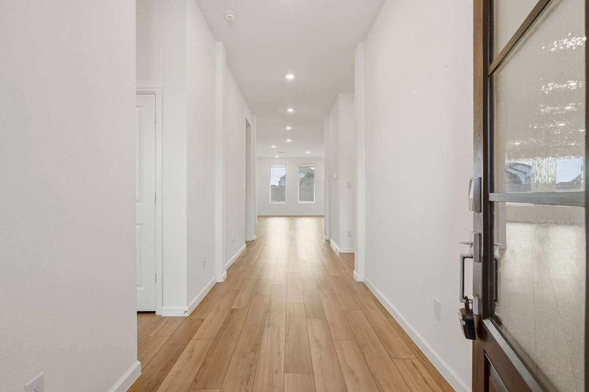 6407 Amberwood Dr - Photo 2 of 10