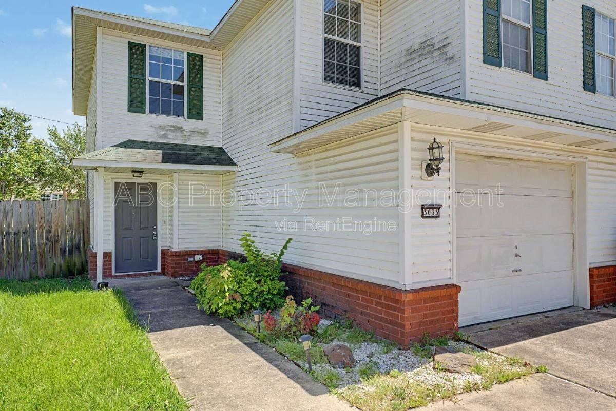 3033 W Mica St - Photo 2 of 10