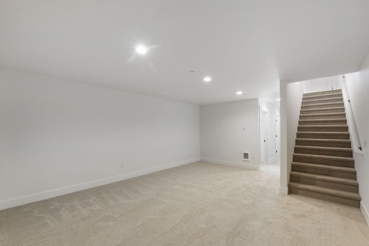 117 Orchard Ave S #D - Photo 4 of 10
