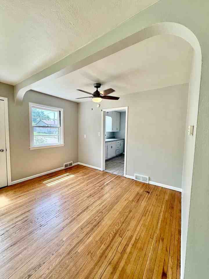 739 4th St Ne - Photo 5 of 12