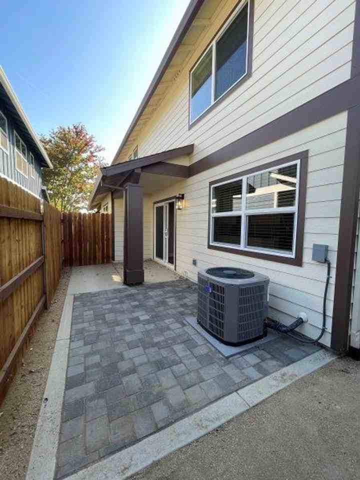 1931 55th St - Photo 4 of 24