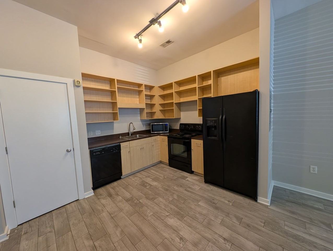 1020 E 36th St - Photo 4 of 19