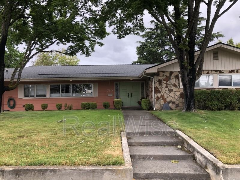 710 Nw Midland Ave - Photo 2 of 50