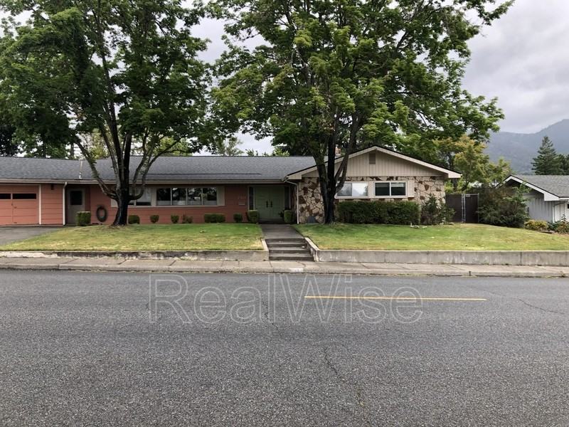 710 Nw Midland Ave - Photo 3 of 50