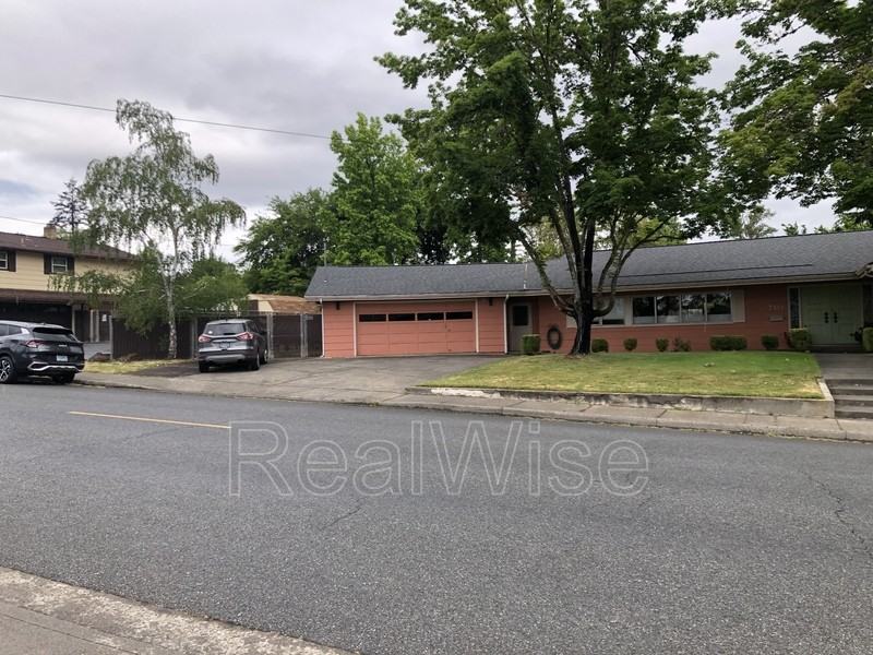 710 Nw Midland Ave - Photo 4 of 50