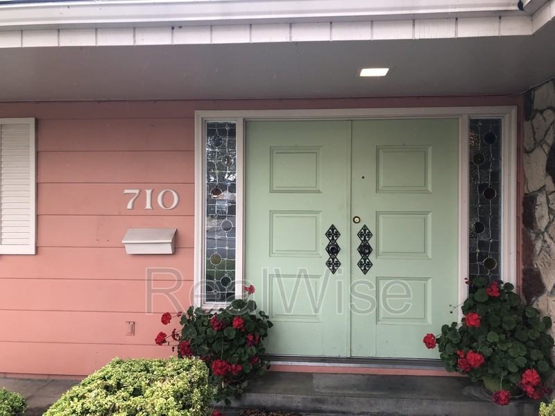 710 Nw Midland Ave - Photo 5 of 50