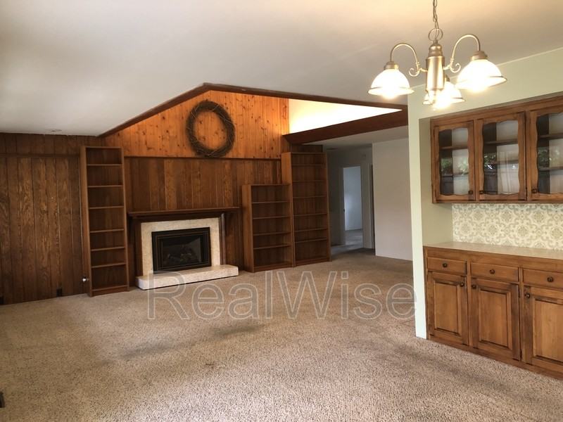 710 Nw Midland Ave - Photo 6 of 50