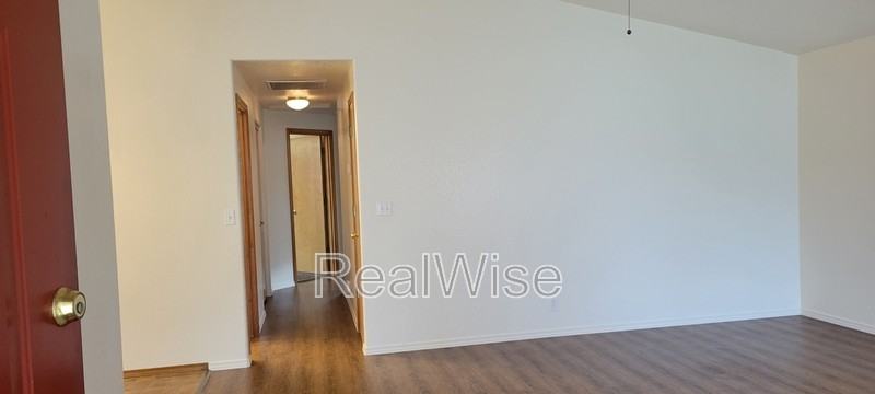 2210 Sw Bridge St - Photo 2 of 30