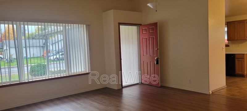 2210 Sw Bridge St - Photo 3 of 30