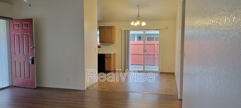 2210 Sw Bridge St - Photo 4 of 30