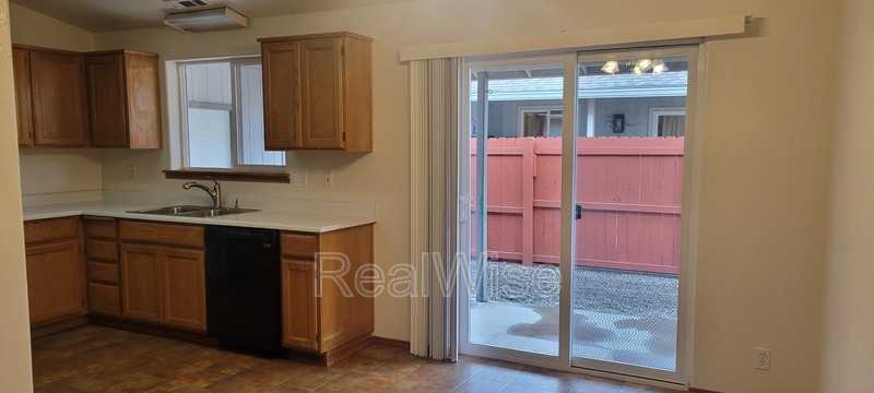 2210 Sw Bridge St - Photo 5 of 30