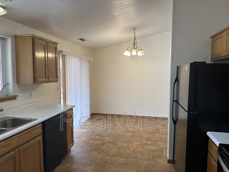 2210 Sw Bridge St - Photo 6 of 30